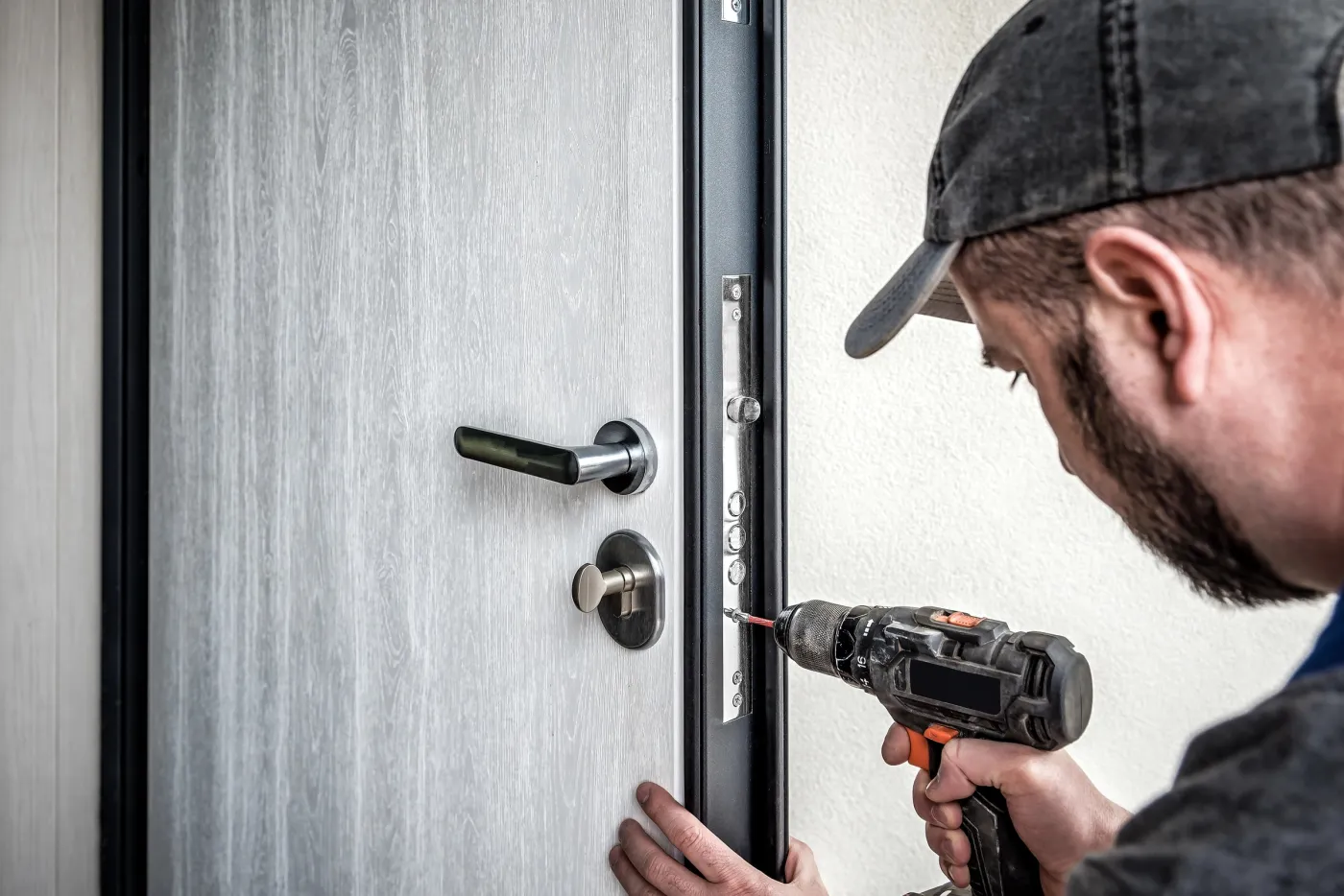 Renforcement et blindage d'une porte d'entrée par un serrurier dans les Hauts-de-Seine